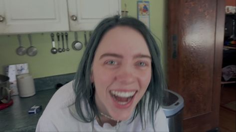 Goofy Billie Eilish, Billie Eilish Funny Faces, Billie Rare Photos, Billie Eilish Green Roots Videos, Billie Smiling Video, Billie Eilish Vídeos, New Bands, Aesthetic Movies, Cool Inventions