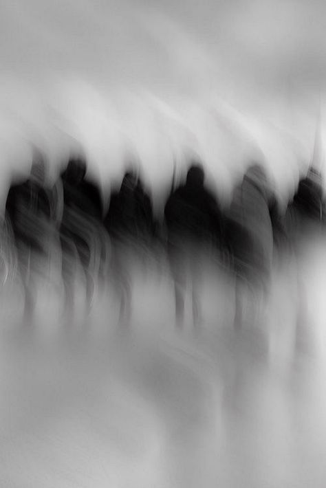 Toru Aoki Pinhole Photography, Blur Photography, Fotografi Vintage, Charcoal Drawings, People Walking, Photo D Art, Odaiba, Out Of Focus, Arte Obscura