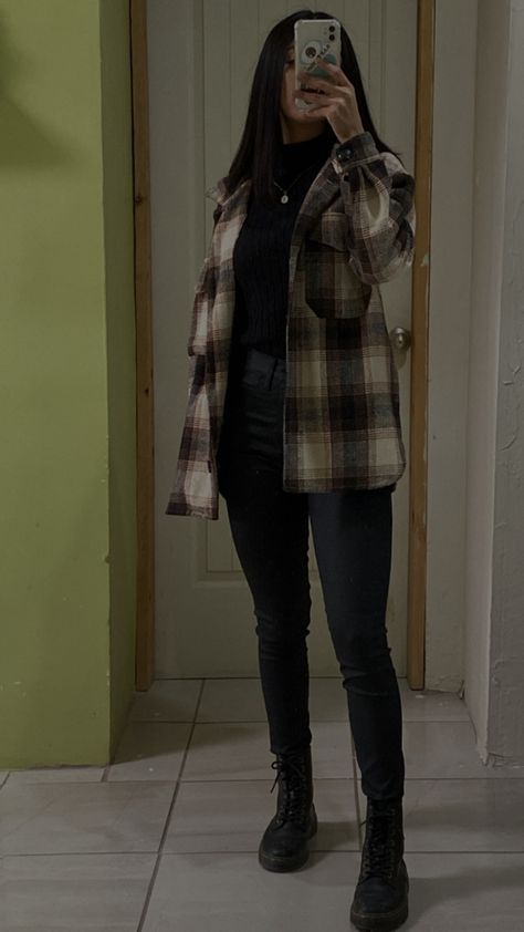 #fallfashion #blackjeansoutfit #fashion #outfitideas Flannel With Turtleneck, Turtleneck And Flannel Outfit, Black Turtleneck Outfit Women, Oversized Flannel Outfits Winter, Shirt Over Turtleneck, Flannel Shirt Outfit Women, Flannel Outfit Women, Black Flannel Outfit, Oversized Flannel Outfits