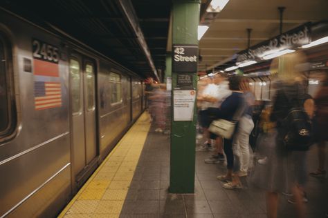 Crowded Train Station, Weston Estate, Destination Vacation, 42nd Street, Phone Background, Wallpaper Phone, We Meet Again, People Talk, Metro Station