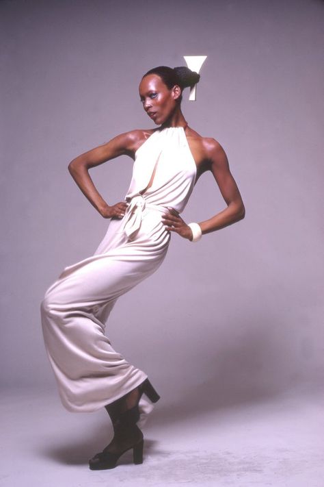 21 Vintage Photos Of Black Models Who Paved The Runway | HuffPost Naomi Sims, Vogue Poses, Black Supermodels, High Fashion Poses, History Of Fashion, African American Fashion, Fashion Modeling, African Models, Hello Ladies