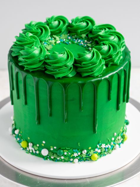 Green Velvet Cake Recipe, Green Buttercream Cake, Green Drip Cake, Green Bday Cake, Green Cake Design, Icing For Cake, Bf Birthday, Green Velvet Cake, St Patricks Day Cakes