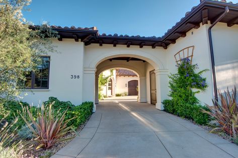 Arc Design Group Spanish Carport, Spanish Homes Exterior Hacienda Style, Spanish Homes Exterior, Spanish House Plans, Southwestern Homes, Havana House, Santa Barbara House, Courtyard Entrance, Mediterranean Houses