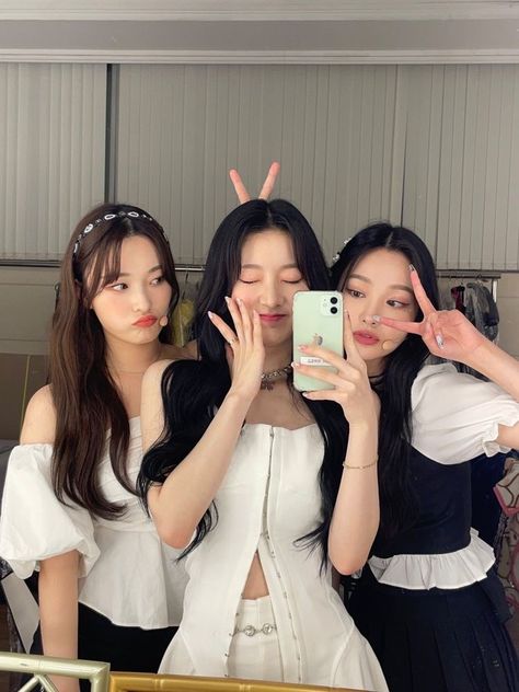 Group Photo Poses, Group Picture Poses, Makeup Korea, Photos Bff, Friendship Photoshoot, Korean Photo, Korean Best Friends, Friend Pictures Poses, Best Friend Poses