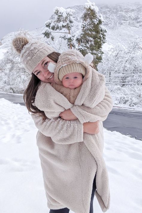 Snow Family Pictures, Mommy Son Pictures, Newborn Coats, Snow Photoshoot, Newborn Family Photos, Baby In Snow, Cute Newborn, Snow Pictures, Winter Color Palette