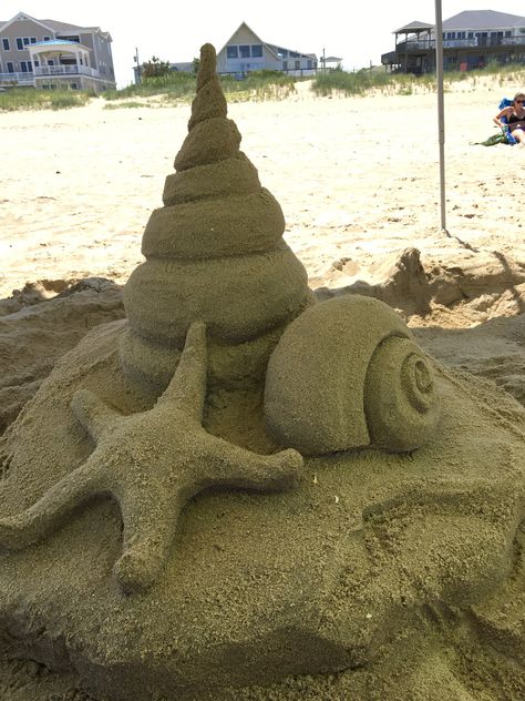 Sand Sculpture Ideas Easy, Sand Sculptures Easy The Beach, Sandcastle Ideas, Sand Mermaid, Sand Ideas, Beach Sand Castles, Beach Sculpture, Beach Sand Art, Sand Drawing