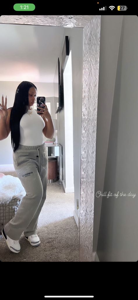 Grey Pants Outfit Black Women, Pretty Little Thing Sweatpants Outfit, Essential Sweatpants Outfit, Yezzy Slides Outfits Girl Black, Gray Leggings Outfit Baddie, Bummy Cute Outfits, Grey Sweatpants Outfit Black Women, Essentials Sweatpants Outfit, Jordan 3s Outfit Women