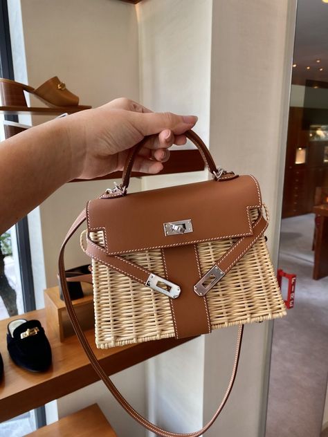 Mini Kelly Picnic in Fauve Barenia/Osier. Photo via TPFer @LovingTheOrange Hermes Picnic Birkin, Hermes Basket Bag, Hermes Kelly Picnic, Hermes Picnic Bag, Mini Kelly Hermes Outfit, Her Bag Hermes, Wicker Bag Outfit, Picnic Birkin, Mini Kelly Hermes