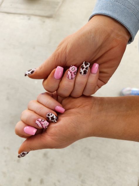 Country Festival Nails Design, Nashville Themed Nails, Last Rodeo Nails, Cute Nashville Nails, Texas Nails Designs Ideas, Bandana Print Nails, Aztec Print Nails, Pink Western Nail Ideas, Cowgirl Barbie Nails