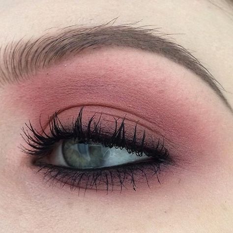 Maquillage On Fleek, Pink Eye Makeup, Retro Makeup, Pink Eye, Beauty Make-up, Makijaż Smokey Eye, Makeup Tricks, Makeup Hacks, Vintage Makeup