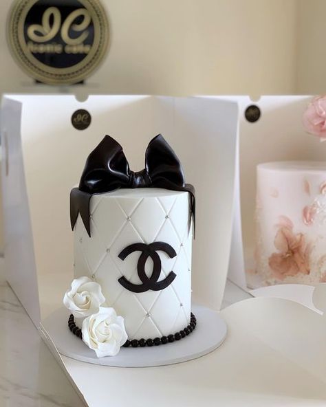 Chanel Torte, Coco Chanel Cake, Chanel Birthday Cake, Bacalhau Recipes, Channel Cake, Dior Party, Chanel Cake, Teen Cakes, 13 Birthday Cake