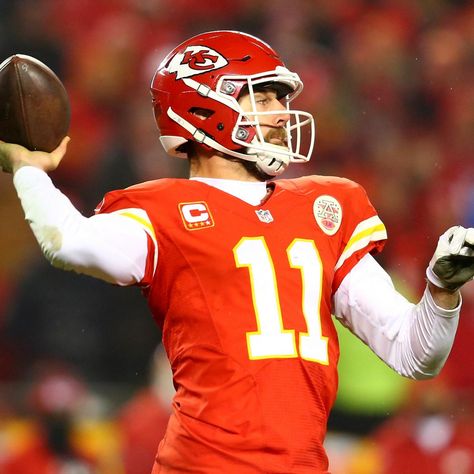 bit.ly/2oskBis Alex Smith Believes Chiefs Are Only Committed to Him at QB for This Season Fantasy Football Humor, Alex Smith, Richard Sherman, Kansas City Chiefs Football, Chiefs Football, Football Photos, Sports Images, Fantasy Sports, Latest Sports News