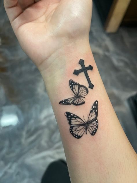 Small Arm Butterfly Tattoos For Women, Henna Tattoo Designs With Butterfly, Cross Butterfly Tattoo For Women, Small Tattoos To Get For Your Mom, Chinese Letters Back Tattoo, Tatttooo Ideas For Women Hand, Cross And Butterfly Tattoo For Women, Tattoo Design Drawings Unique Simple, Butterfly With Cross Tattoo