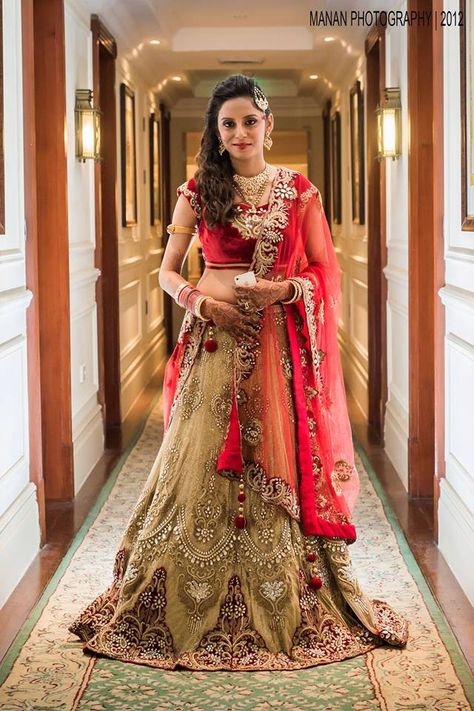 10 Ways to Drape Your Dupatta – Weddingz.in – Medium Lehenga Draping Styles, Best Bridal Lehenga, Lehenga Ideas, Heavy Dupatta, Muslim Brides, Bridal Lehenga Designs, Lehenga Dupatta, Glam Bride, Bridal Dupatta