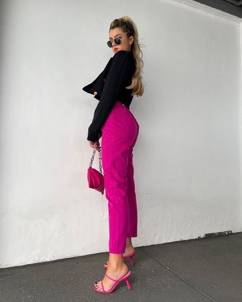 Pink Trousers Outfit, Trousers Outfit, Outfit Dinner, Colorful Outfits, Modern Hijab, Modern Hijab Fashion, Trouser Outfit, Outfit Styling, Branding Shoot