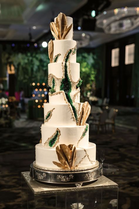 Emerald Wedding Cake, Geode Wedding Cake, Wedding Cake Emerald Green, Emerald Green Wedding Theme, Hunter Green Wedding, White And Gold Wedding Cake, Metallic Wedding Cakes, Geode Cake Wedding, Green Gold Weddings