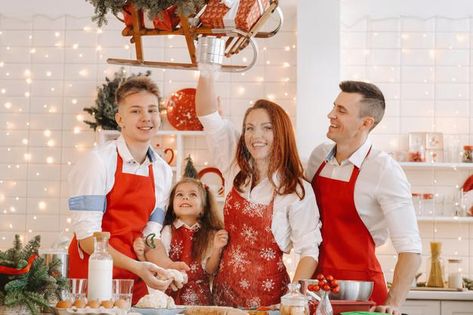 A happy family is standing in the christ... | Premium Photo #Freepik #photo #christmas #food #winter #new-year Making Cookies, Kitchen Christmas, Photo Christmas, Christmas Kitchen, Happy Family, How To Make Cookies, Premium Photo, The Christmas, Christmas Food