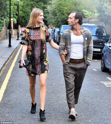 Phillipa Coan, Jude Law Style, Physic Garden, Gorgeous Man, Dad Fashion, Jude Law, Famous Couples, Cool Outfits For Men, Brown Pants