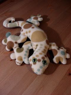 Gecko Pattern Sewing, Gecko Plush Pattern, Lizard Stuffed Animal Pattern, Fleece Plushies, Homemade Stuffed Animals, Stuffed Animal Ideas, Make A Stuffed Animal, Animals Crafts, Fleece Crafts