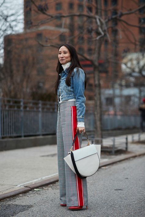 The Best Street Style Looks From New York Fashion Week Fall 2018 - Fashionista How To Have Style, Denim Street Style, Top Street Style, Mode Instagram, New York Fashion Week Street Style, New Street Style, New York Street Style, Denim On Denim, Chique Outfits