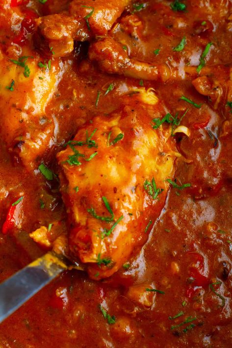 Chicken Sauce Piquante Cajun Smothered Chicken, Chicken Sauce Piquant, Sauce Piquant, Chicken Poulet, Smothered Chicken Recipe, Stewed Chicken, Baking For Beginners, Chicken Sauce, Creole Cooking