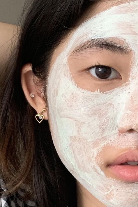 Face Exfoliator Aesthetic, Diy Face Mask Aesthetic, Clay Face Mask Aesthetic, Face Mask Aesthetic Pictures, Korean Face Mask Aesthetic, Clay Mask Aesthetic, Face Mask Pictures, Girl With Face Mask, Face Mask Girl