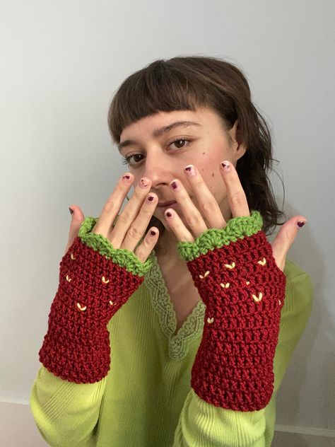 Hand Warmers Crochet, Crochet Handwarmers, Crochet Arm Warmers, Strawberry Crochet, Crochet Hand Warmers, Crochet Character Hats, Easy Crochet Animals, Crochet Strawberry, Crochet Fingerless Gloves