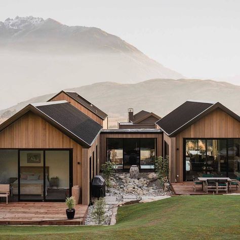 Mountain side. / Imagining going to bed and waking up to those views! A breathtaking family home built by @fixationbuilders… Modern Barn House, Casas The Sims 4, Wooden Houses, Shed Homes, Barn Style House, Eco House, Queenstown, Wooden House, House Goals