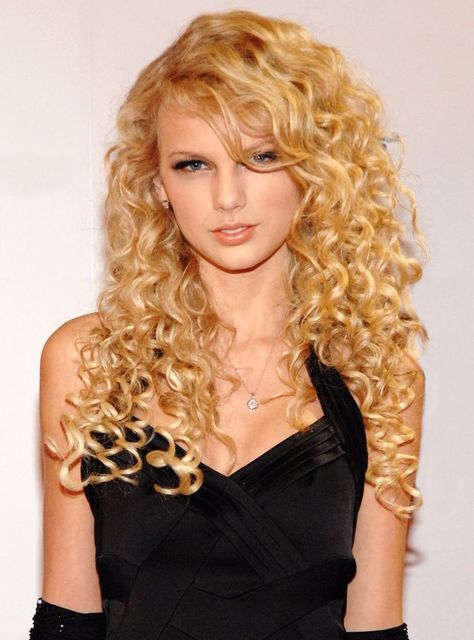 30 chart-topping songs from 2006 that will make you feel HELLA old Taylor Swift Curls, Taylor Swift Curly Hair, Young Taylor Swift, Taylor Swift Hair, Celebrity Beauty, Teen Vogue, Taylor Swift Pictures, Taylor Swift Style, Long Curly Hair