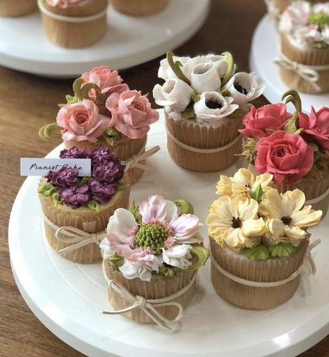 Cottagecore Cupcakes, Mini Floral Cupcakes, Real Flower Cupcakes, Mini Cakes Ideas, Wildflower Cupcakes, Fall Floral Cupcake Bouquet, Floral Flavored Cupcakes, Gorgeous Cupcakes, Cupcake Flowers