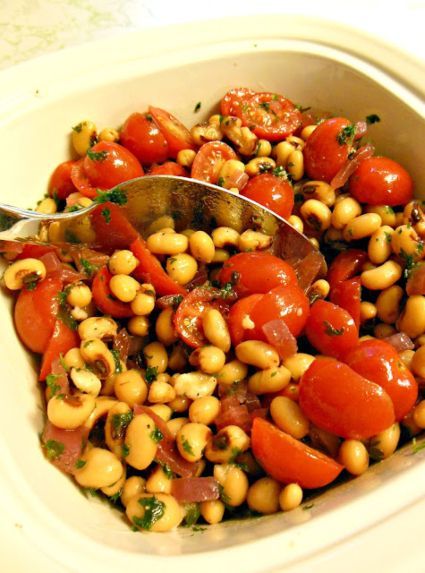 Eat well even in the winter, with delicious grape or cherry tomatoes available. This easy and delicious layered salad is made ahead, then tossed right before serving. Black Eyed Pea Salad, Quick Pickled Red Onions, Tyler Florence, Black Eyed Pea, Quick Pickled Onions, Layered Salad, Weekend Cooking, Pickled Onions, Black Eyed