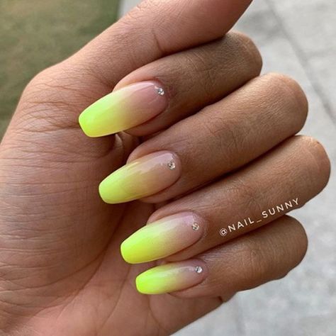 Ombre Nails Diy, Yellow Ombre Nails, Ombre Nails Tutorial, Nails 23, How To Do Ombre, Ombre Gel Nails, Bright Red Nails, Yellow Nail Art, Nails Tutorial