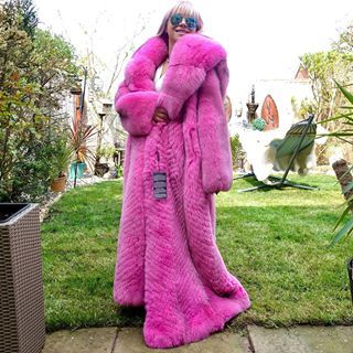 Lora Fox 🇬🇧 (@misslorafox) • Instagram photos and videos Green Fur Coat, Shawl Collar Jacket, Pink Fur Coat, Fox Coat, Green Fur, Pink Fox, Fur Hood Coat, Fur Clothing, Long Coat Women