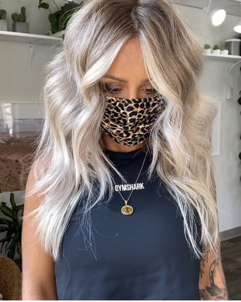 Platinum Blonde Blended Roots, Pearl Blonde Balayage Dark Roots, White Blonde Balayage Dark Roots, Bright Blonde Shadow Root, Bright Blonde Root Smudge, Blonde Root Tap With Money Piece, Blonde Highlights With Root Tap, Icy Blonde Balayage With Money Piece, Summer Blonde Hair With Dark Roots