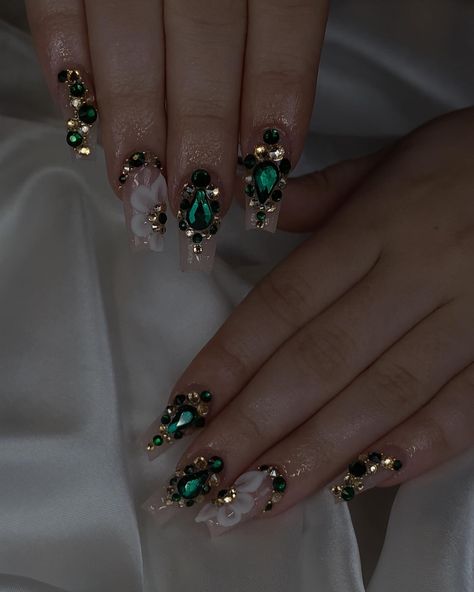 Nails With Emerald Green Rhinestones, Dark Green And Gold Nails Acrylic, Emerald Green Quince Nails, Green Quince Nails, Green And Gold Quinceanera Theme, Green And Gold Nails Acrylic, Emerald Green Nails With Gold, Emerald Quinceanera, Emerald Green Acrylic Nails