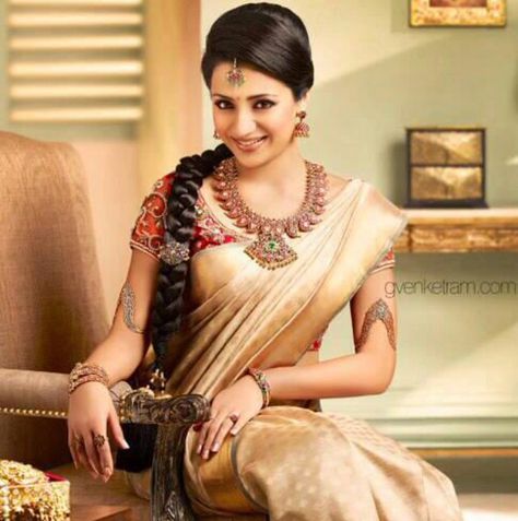 #IndianJewellery Nac Jewellers, South Indian Sarees, Traditional Indian Jewellery, White Saree, Indian Bridal Wear, Indian Jewellery Design, Red Blouse, South Indian Bride, Indian Attire