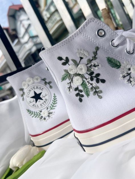 Bride Converse Shoes, Painted Converse High Tops, Flower Converse, Converse Haute, Wedding Trainers, Bride Converse, Converse Wedding, Cute Converse Shoes, Bridal Converse