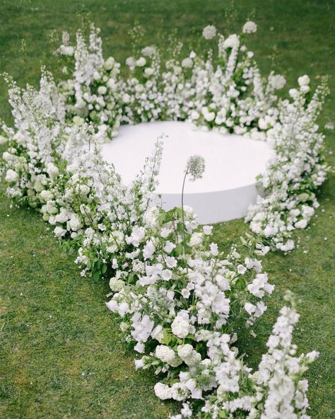 Round Stage Wedding, Round Wedding Ceremony, Circle Wedding Ceremony, Ceremony Platform, Round Stage, Hire Style, Stage Wedding, Garden Chic Wedding, Wedding Rentals Decor