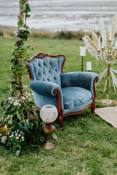 Coastal Wedding Ideas, Classic Blue Wedding, Gold Wedding Ideas, Sofas Vintage, Blue Gold Wedding, Bohemian Luxe, Blue Armchair, Event Props, Whimsical Wonderland