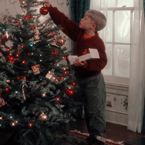 Old Christmas Movies, Home Alone Movie, Home Alone Christmas, Xmas Movies, Christmas Films, Macaulay Culkin, Xmas Wallpaper, Christmas Feeling, Christmas Wonderland