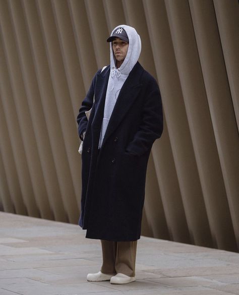 Men’s Long Black Coat Outfit, Fasion 2023 Winter, Navy Coat Outfit Winter Wear, Black Overcoat Men Outfit, Navy Coat Outfit, Oversized Coat Outfit, Daniel Simmons, Winter Wear For Men, Black Coat Outfit