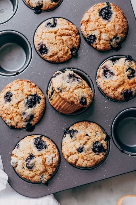 Perfectly tender and incredibly addicting! These gluten-free blueberry muffins have a sparkly sugar crust on top and are moist on the inside, just bursting with fresh blueberries! Healthy Carrot Cake Muffins, Gluten Free Blueberry Muffins, Patisserie Sans Gluten, Dessert Sans Gluten, Cookies Gluten Free, Muffin Recipes Blueberry, Inflammatory Diet, Gluten Free Muffins, Blueberry Recipes