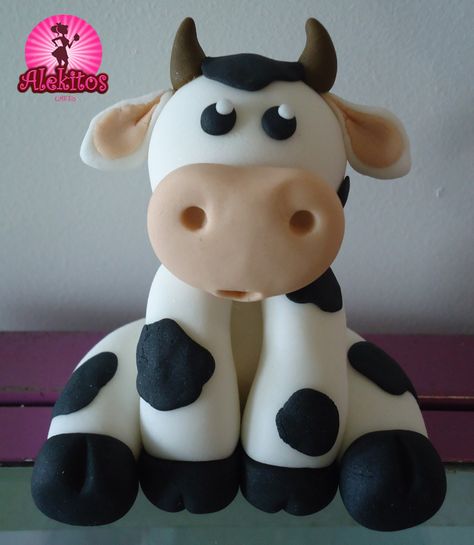 Cow Fondant Tutorial, Fondant Cow Topper, Fondant Cow, Farm Animal Cakes, Cow Cakes, Disney Desserts, Farm Cake, Cake Recipes Easy Homemade, Cake Topper Tutorial