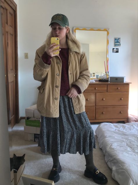 Fisherman Outfit Aesthetic, Tan Baseball Cap Outfit, Tan Corduroy Jacket Outfit, Hooded Jacket Outfit, Fisherman Outfit, Chunky Platform Loafers, Green Baseball Cap, Baseball Cap Outfit, Cap Outfit