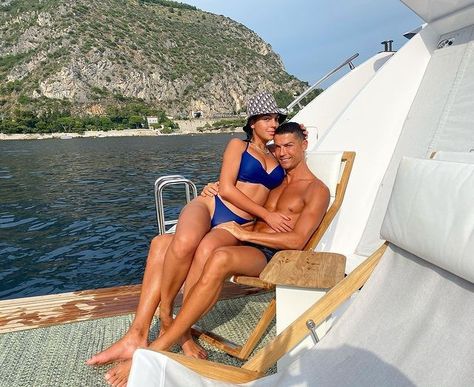 cristiano ronaldo & georgina rodríguez Georgina Rodriguez Kiss, Cristiano Ronaldo And Wife, Ronaldo Wife, Ronaldo Girlfriend, Cr7 Jr, Ronaldo Cristiano, Ronaldo Football, Montage Photo, كريستيانو رونالدو