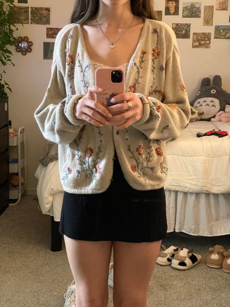 Berkeley Outfit Aesthetic, Cottagecore Dress Outfit Ideas, Spring Outfits Cardigans, Cardigan Outfit Vintage, Cardigans Outfits Aesthetic, Floral Miniskirt Outfits, Cool Cardigan Outfit, Cute Flowery Outfits, Cute Cardigans Outfits