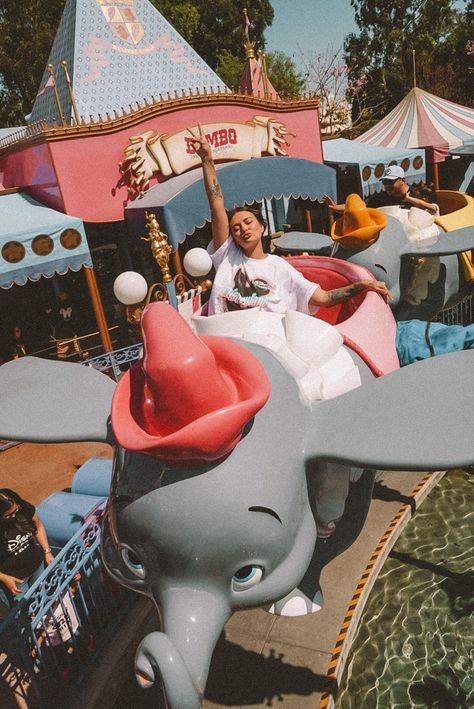 Girl On dumbo ride at Disneyland Disneyland Outfit Ideas, Aesthetic Disneyland, Disney World Aesthetic, Disneyland Aesthetic, Disney Poses, Disney Trip Outfits, Disney Parque, Disneyland Rides, Disneyland Christmas