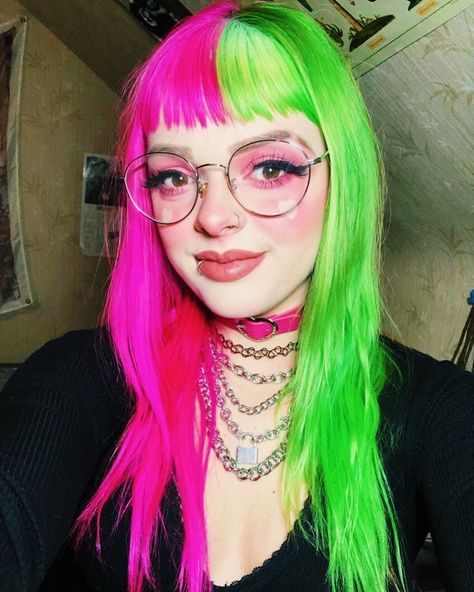 Half Green Half Pink Hair, Pink And Green Hair Split, Pink And Green Hair, Fox Hair Dye, Weird Haircuts, Split Dye, Split Dyed Hair, Dyed Hair Pastel, Pink Hair Dye