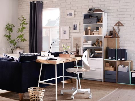 A home office inside the living room consisting of a desk in bamboo with white steel legs, a white swivel chair on castors and storage in white and bamboo. Small Bedroom Desk, Studio In Casa, Ikea Office Desk, Ikea Home Office, Home Office Furniture Design, Ikea Office, Space Saving Desk, Ikea Desk, Office Lounge