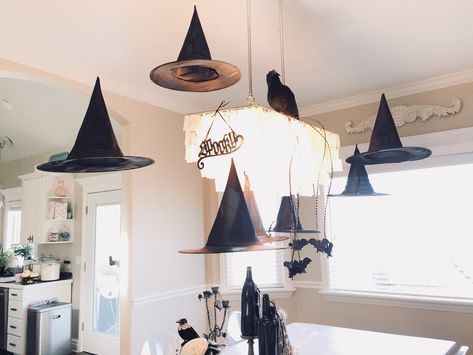 How to make floating witches hats Floating Witches Hats, Floating Hat, Halloween Dining Room, Witches Hats, Halloween Party Dinner, Halloween Room Decor, Easy Diy Decor, Witch Hats, Hat Tutorial